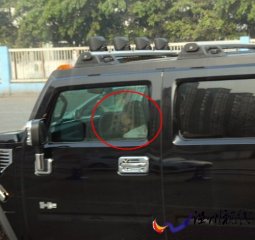 4歲娃娃成都開悍馬 幕后大人在炒作還是炫耀？