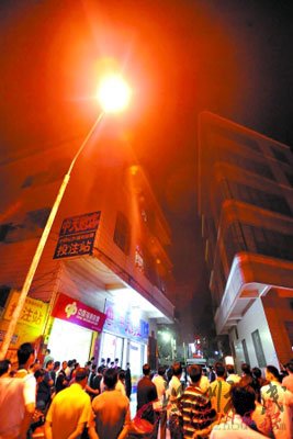 男子砍完人后，走上3樓跳樓自殺。