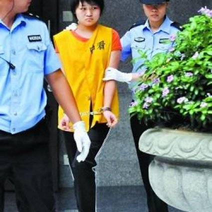 可惡的女孩殺害父母分尸 受審時(shí)法庭上翻供求生