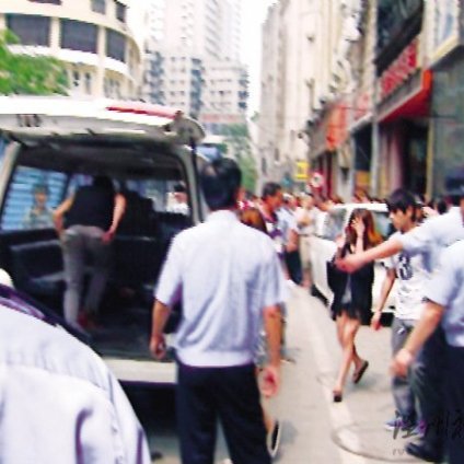 廣州警方荷槍實(shí)彈清查KTV帶回近600人調(diào)查