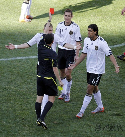 德國爭議判罰驚動整個世界瘋狂主裁17場西甲曾亮11紅