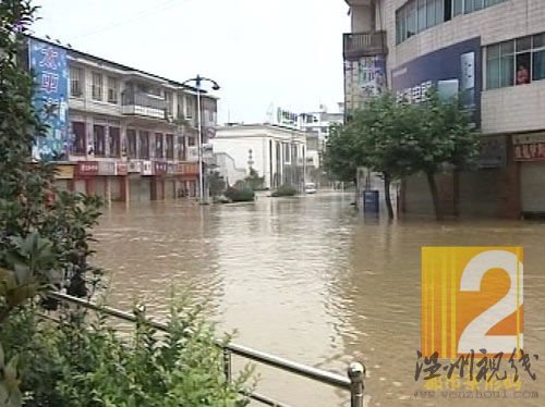 云南馬龍縣出現水庫漫壩縣城被水淹