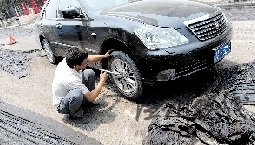 鄭州高溫路面瀝青被曬化公交車(chē)粘在路上(圖)