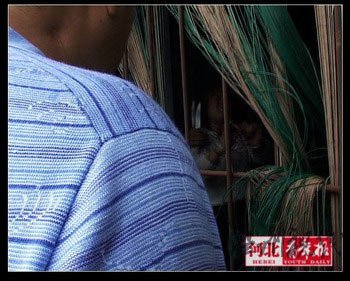 男子因矛盾劫持前妻 女兒哭求狙擊手別開槍