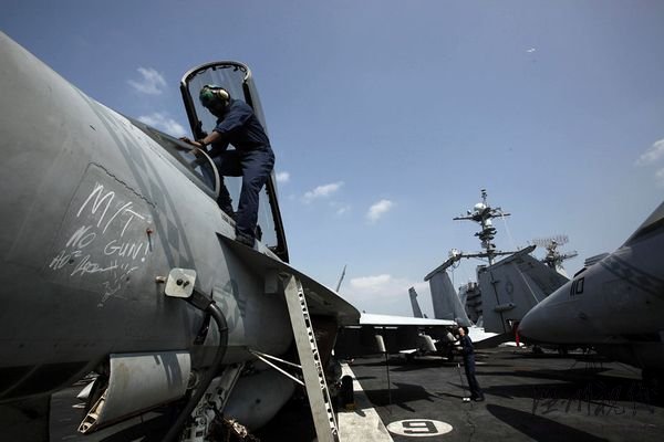 資料圖片：一名機師正在檢修航母上的“大黃蜂”艦載戰斗機。“華盛頓”號航母上共裝載有超過70架艦載飛機。