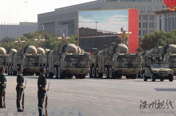 東風(fēng)-21丙常規(guī)導(dǎo)彈方隊(duì)通過天安門廣場(chǎng)。