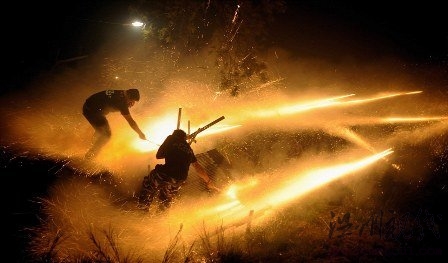 希臘小島民眾發射數千土制火箭慶復活節(圖)