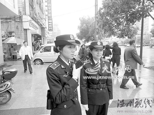 城管解釋制服被戲稱山寨警服:不穿執(zhí)法難(圖)