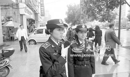 城管解釋制服被戲稱山寨警服:不穿執(zhí)法難(圖)