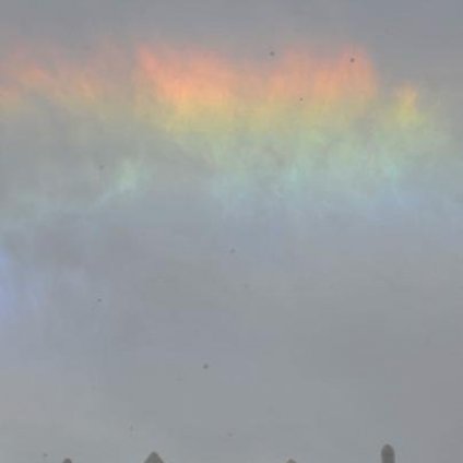 銀川上空出現日暈奇觀 伴隨罕見七色彩云(圖)
