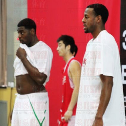 小AI攜埃文斯訪華訓(xùn)練小球員 職業(yè)道德令人嘆服