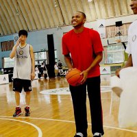 戈登訪華參加訓(xùn)練營 快船后衛(wèi)與小球員切磋球技