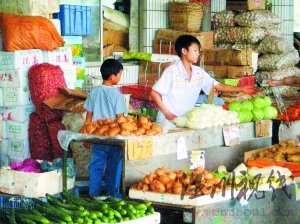 務工者子女經營攤檔有孩子稱賺錢就行讀書無用