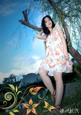 美女夏日清晨在公園 美腿沒有穿絲襪拍寫真