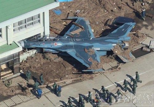 日本自衛(wèi)隊(duì)的F-2戰(zhàn)斗機(jī)被沖撞到機(jī)庫的墻壁上，受損十分嚴(yán)重。圖片來源：日本新聞網(wǎng)