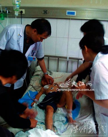 女童仍未脫離生命危險。