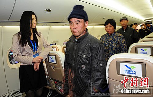 資料圖：一批在北京工作的農(nóng)民工自發(fā)參觀由科學技術(shù)部等單位主辦的“‘十一五’國家重大科技成就展”，并登上中國商用飛機有限責任公司制作的中國C919大型客機樣機現(xiàn)場觀摩。中新社發(fā) 鄒憲 攝  