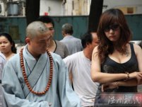 和尚美女道士齊上陣 “最牛”祈福團(tuán)現(xiàn)場(chǎng)和尚眼睛盯