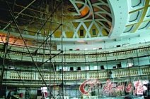 華西村大樓完工 328米華西村摩天大樓用1噸重金牛裝