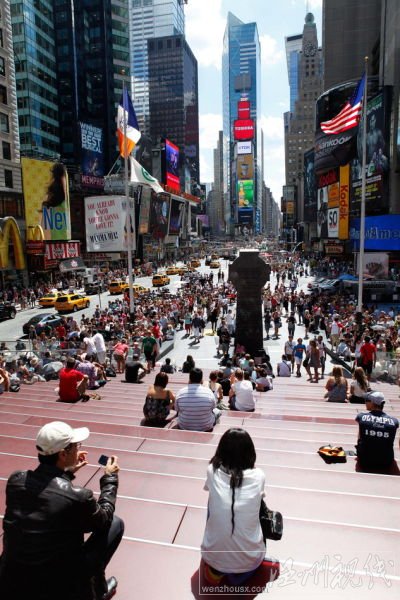 8月23日，美國紐約曼哈頓時報廣場上的游客。新華社發（樊夏攝）