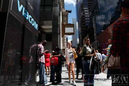 在美國紐約曼哈頓，感覺到地震后人們從一棟辦公樓里撤出。新華社發（樊夏攝）