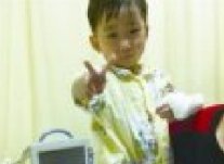 伊伊在幫助下已能站立 “奇跡女孩”項(xiàng)煒伊(依依)站