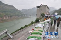 湖北客車墜河最新消息 宜昌客車客車翻車墜河最新進