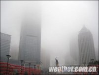 廣西大部持續陰雨 南寧今晨籠罩在大霧中