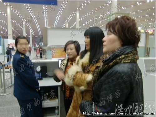 傳張咪躲避官司偷逃加拿大,現場遭圍堵