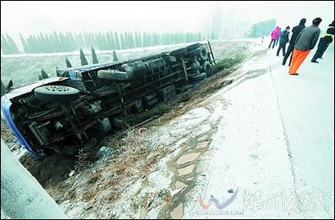 山東霧雪夾擊高速變溜冰場 多車連撞連發(fā)20余起