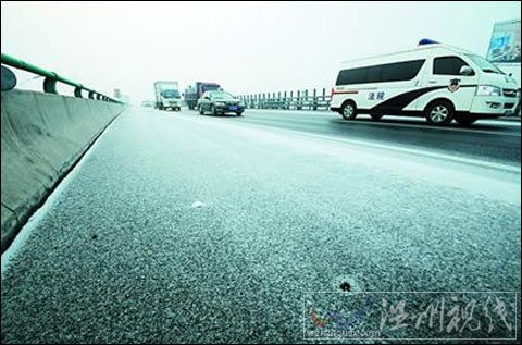 山東霧雪夾擊高速變溜冰場 多車連撞連發(fā)20余起