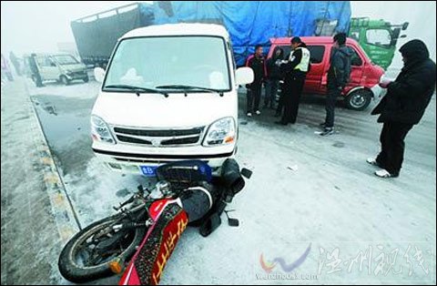 山東霧雪夾擊高速變溜冰場 多車連撞連發(fā)20余起