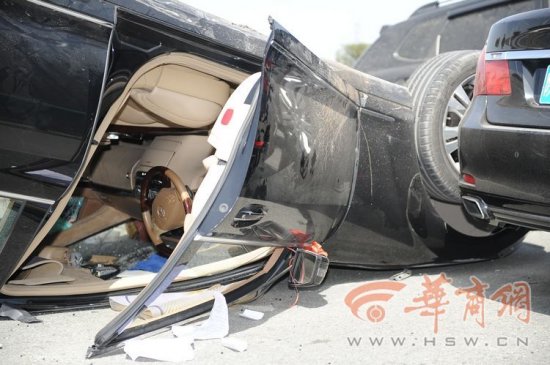 卡車沖撞迎親車隊(duì)