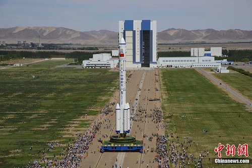 神舟九號船箭組合體轉運至發射區