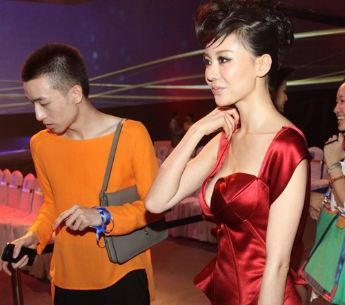 鞏新亮低胸大泄春光