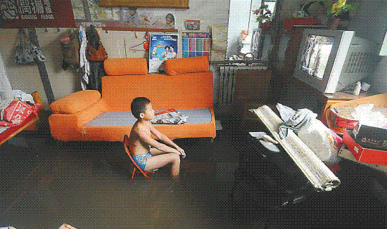 淡定弟在水中看電視