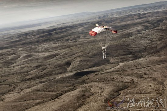 費(fèi)利克斯鮑姆加特納完成平流層3.7萬米世界第一跳