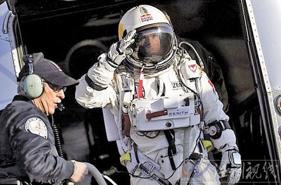 費(fèi)利克斯鮑姆加特納完成平流層3.7萬米世界第一跳