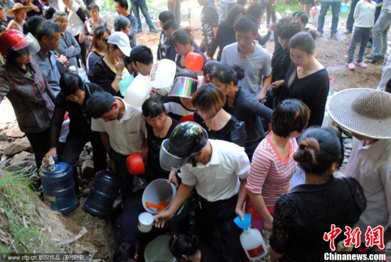 浙江溫嶺現治百病&ldquo;神水&rdquo;群眾排隊瘋搶