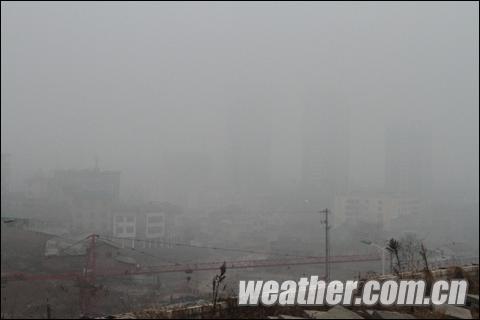 陜西金州小城安康大霧籠罩 造成高速路上發生車禍