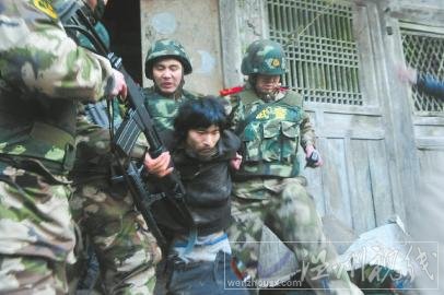 四川男子挖壕溝對(duì)峙武警