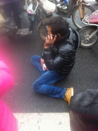 農民工2萬工資散落遭哄搶續:網友愿資助過年