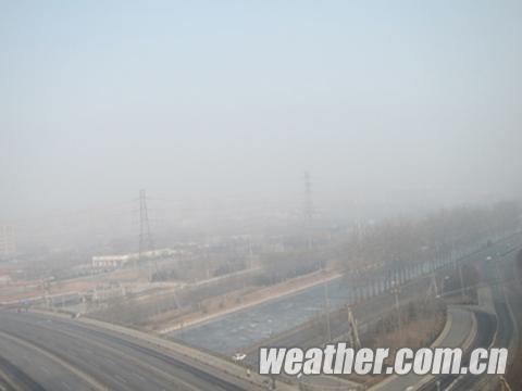 初四京城霧霾再現(xiàn) 達(dá)中重度污染