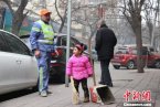 最小環衛工都靈 西安最小環衛工和父親掃大街