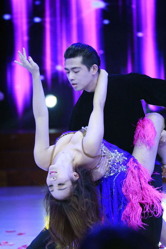 柳巖熱舞裙底春光乍泄