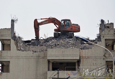 太原挖掘機(jī)十三樓作業(yè)