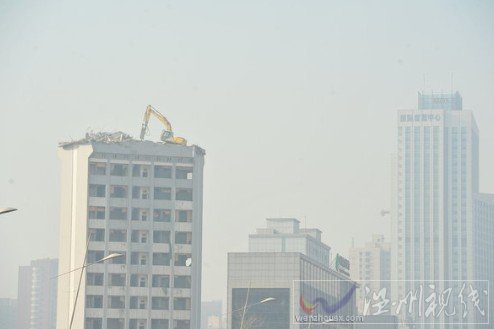 挖掘機(jī)如此作業(yè) 安全問題讓人擔(dān)憂