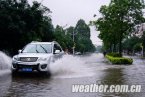 廣西欽州28迎來暴雨 道路積水30多厘米影響出行