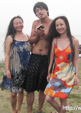 干露露的母親雷炳霞客串莫納夏天 客串過演員怪不得深諳炒作