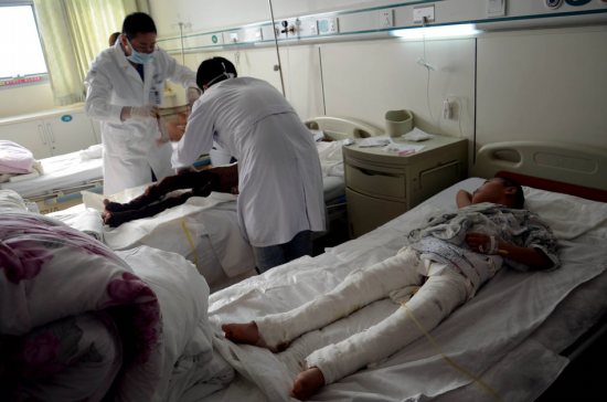 男童模仿灰太狼烤羊,把兩玩伴綁在樹上燒成重傷。